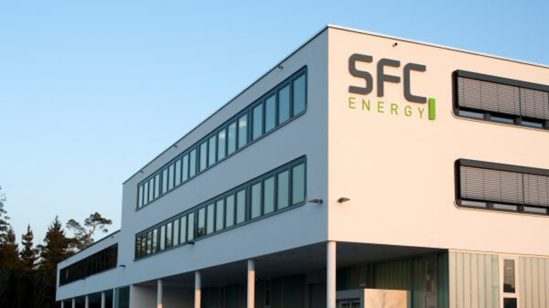 Das in Brunnthal bei München ansässige Unternehmen SFC Energy wird eine Anzahl an Brennstoffzellen an das Landratsamt Meißen liefern, welche dessen BOS-Funkstationen unabhängig vom regulären Netzbetrieb versorgen sollen.