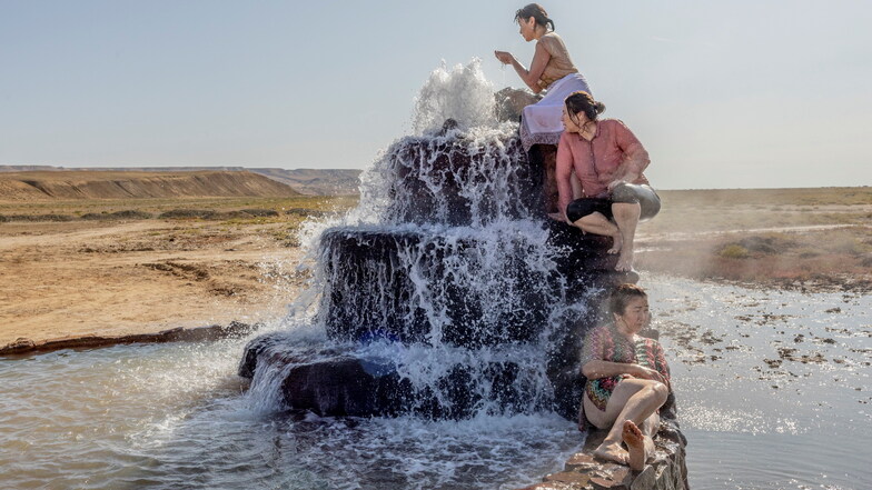 Kasachstan: Auf dem ehemaligen Bett des Aralsees, in der Nähe des Dorfes Akespe, ist eine heiße Quelle entstanden, die oft zu Heilzwecken aufgesucht wird. Im Laufe der Jahre hat der Aralsee 90 Prozent seines Wassers verloren.
