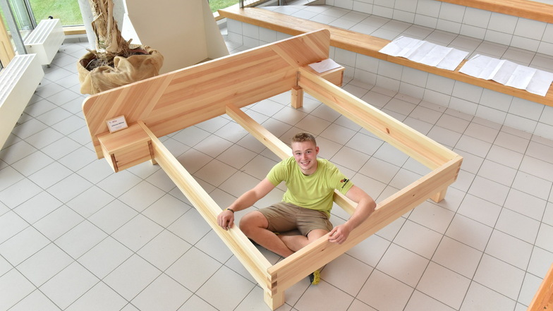 Johannes Böhme hat ein Bett für seine Eltern gebaut.