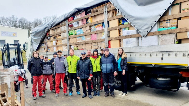 Am Freitag haben viele Helfer in Hainichen 15 Tonnen Hilfsgüter auf einem Laster verstaut. Der Verein Kommunitas organisierte die Hilfsaktion für die Menschen in der Ukraine innerhalb von 72 Stunden.