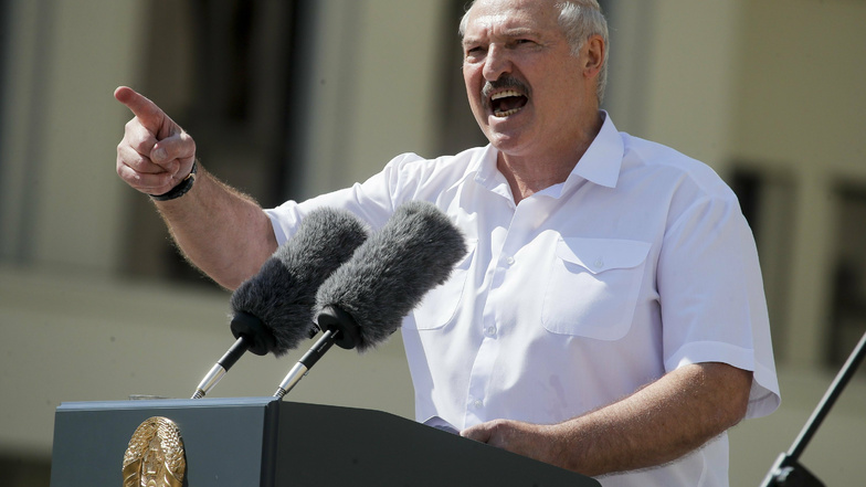 Ungeachtet neuer Massenproteste kämpft der belarussische Staatschef Alexander Lukaschenko weiter um seine Macht.