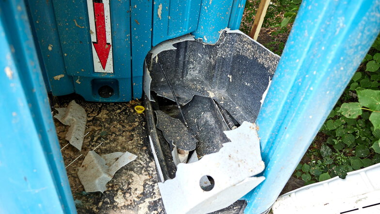 Dieses Toilettenhäuschen in Pirna-Copitz am Naherholungszentrum wurde von Unbekannten mit Pyrotechnik zerstört.