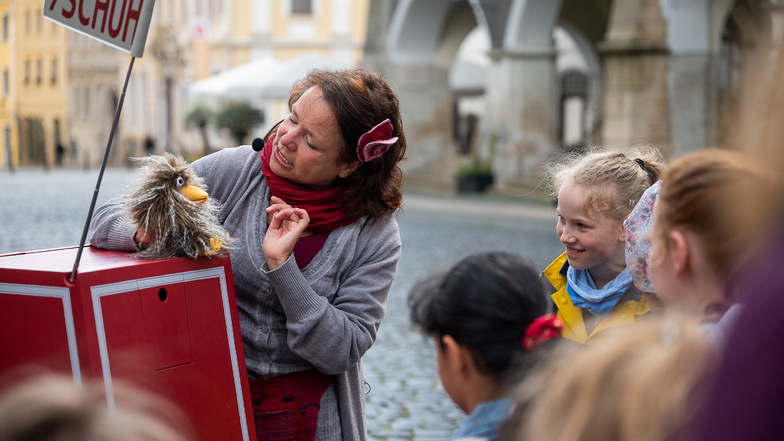 Die Görlitzer Puppenspielerin Anne Swoboda bietet eine Entdeckungsreise durch die Altstadt mit Puppen für Kinder und Erwachsene an. Einer der Protagonisten: der Stadtspatz.