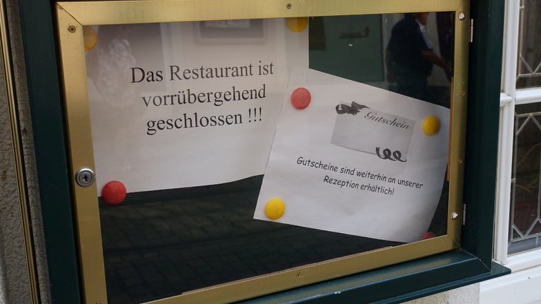 Am Hotel Döbelner Hof informiert ein Aushang darüber, dass das Restaurant bis auf Weiteres wegen Personalmangels geschlossen ist.