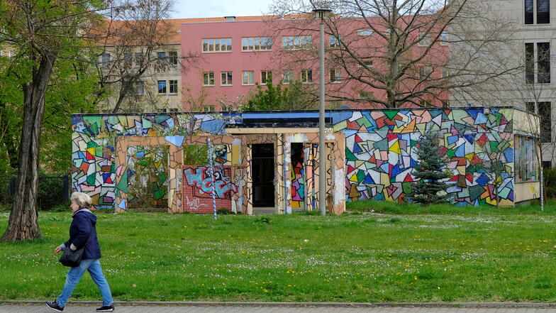 Ob die buntbemalte Fassade des früheren Jugendhauses in Dresden so bleibt, wird noch mit dem Stadtplanungsamt entschieden.