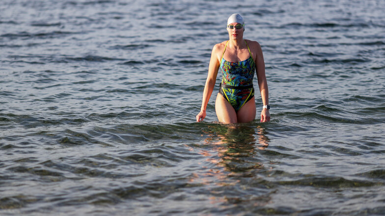 Die Leipzigerin Alisa Fatum, Weltmeisterin im Eisschwimmen, kommt nach dem Training aus dem Kulkwitzer See.