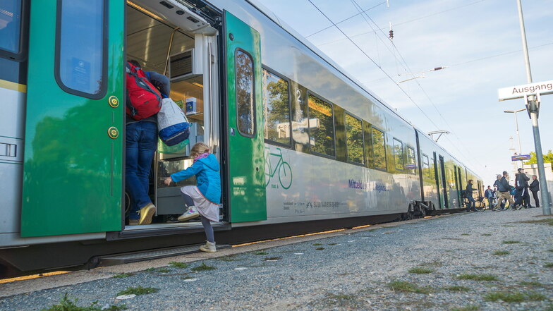 Für einige Bahnreisende ist der Einstieg an der Haltestelle Gröditz noch umständlich. So wie hier für ein kleines Mädchen im September 2019. Damals wurde erstmals bekannt, dass der Bahnsteig barrierefrei werden soll.