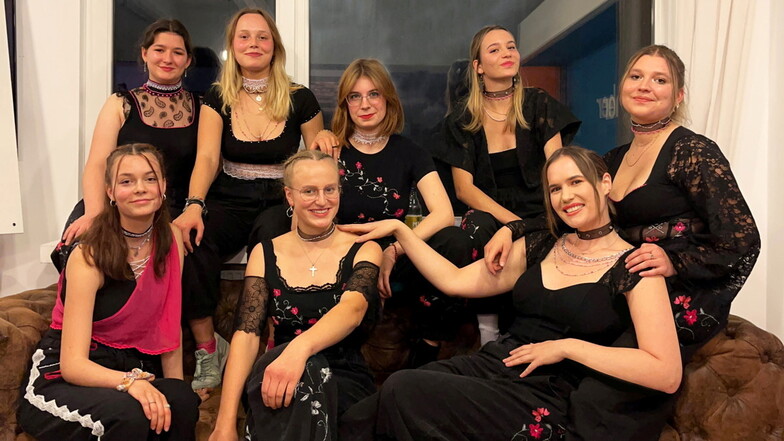Sie sind die "Lost Poetas" - junge Frauen aus der  Lausitz, die gehört werden wollen. Gründerin der Gruppe ist Jessy James LaFleur (u.r.). Marie Luise Paschke (hinten M.) und Pia Schneider (h.r.) sind Teil des Kollektivs.
