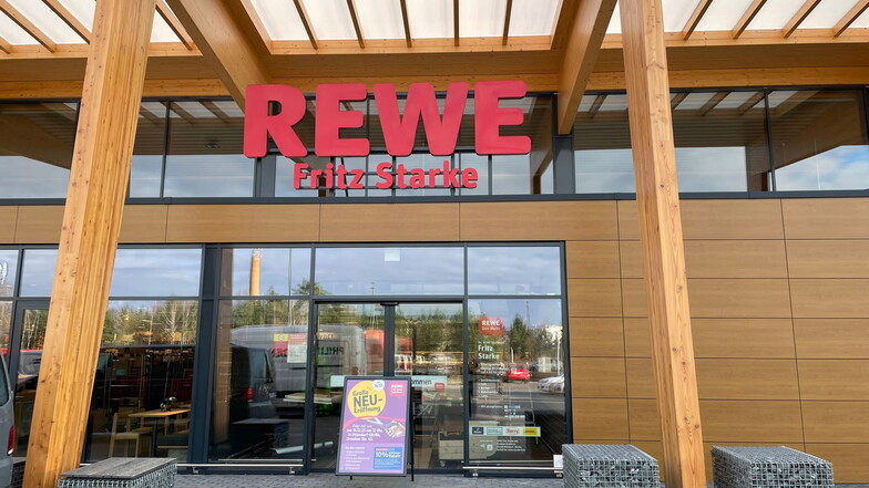 Das ist der Eingang zum neuen Rewe-Markt in Ottendorf-Okrilla. Am Donnerstag wird der Supermarkt eröffnet.