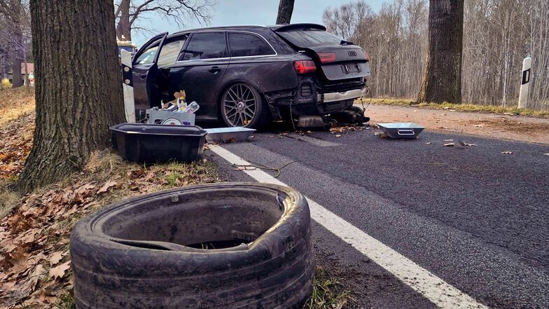 Audi kracht gegen Bäume – Zwei Personen verletzt