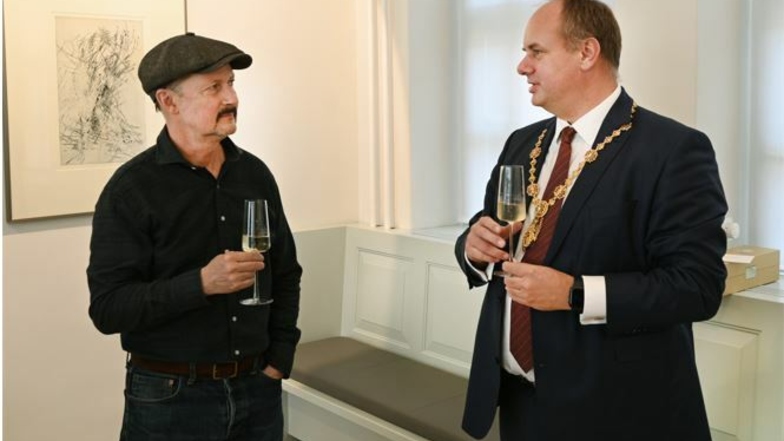 Regisseur Todd Field und Oberbürgermeister Dirk Hilbert tranken zusammen ein Gläschen Sekt.