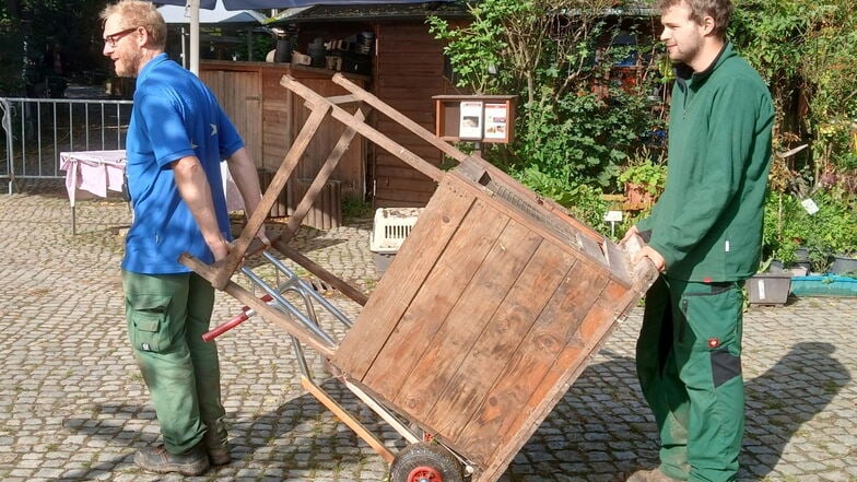 Sven Näther und Paul Neubert bergen Kleintierställe im Elbetierpark Hebelei, der erneut vom Hochwasser betroffen ist.