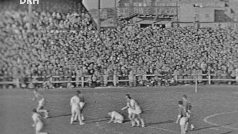 Die gut gefüllten Tribünen des Heinz-Steyer-Stadions am 12. April 1959 beim Vergleichskampf der Handball-Teams aus der DDR und der BRD.