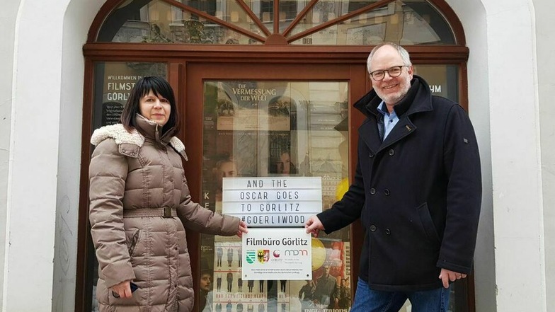 Kerstin Gosewisch und Henrik Greisner sind jetzt das "Filmbüro Görlitz". Das Foto entstand am "Braunen Hirsch", einer der Drehorte schlechthin in Görlitz.