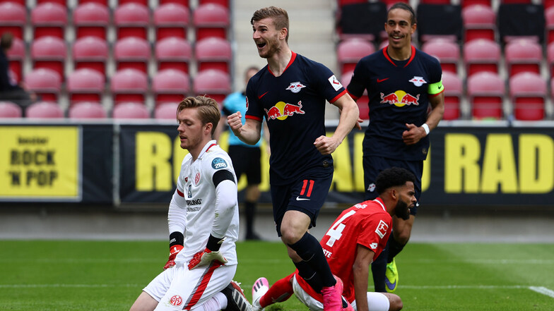 Leipzigs Timo Werner (2.v.l) jubelt nach seinem Treffer zum 0:4.