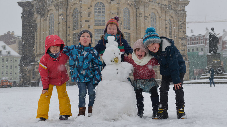 Und auch sie haben Spaß: August (7), Milla (6), Lina (8), Elisa (8) und Eduard (6) bauten auf dem Dresdner Neumarkt einen Schneemann. Foto: Christian Juppe 