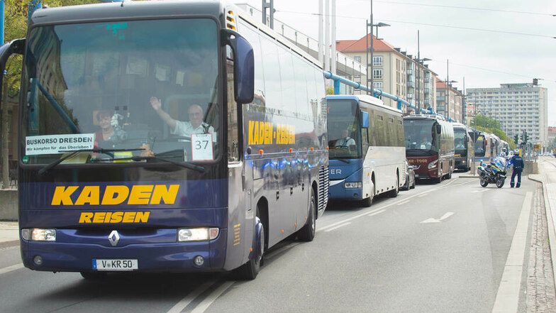 Geisterbusse: Dresdens Reisebranche tourte 2020 mit leeren Reisebussen durch Dresdens Innenstadt, um auf die Furcht vor der Pleite aufmerksam zu machen.