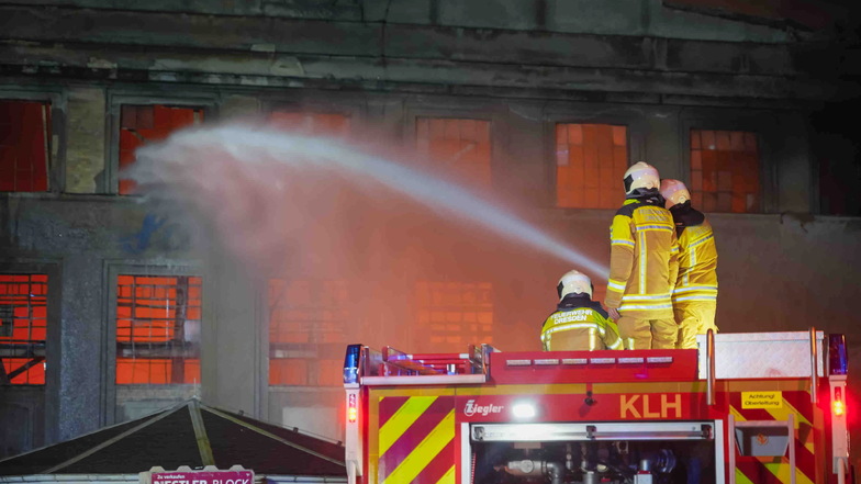 Dresdner Großbrand: Feuerwehr warnt vor Falschmeldungen