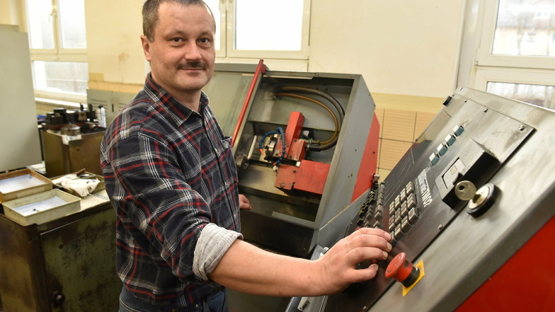 Mitarbeiter Bernd Ullrich steht an einer der ersten CNC-Maschinen, die nach der Wende ins Müglitztal kamen. Damals war die Firma noch in Glashütte tätig. Sie entstand als sogenannte Ausgründung. Später zog das Unternehmen nach Reinhardtsgrimma.