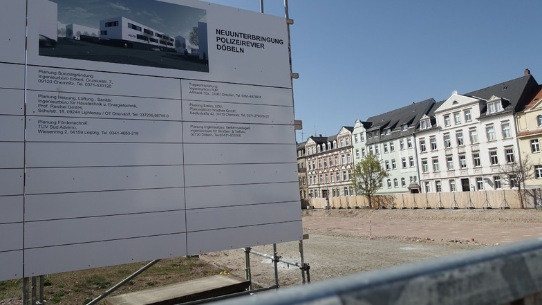 Blick über den Bauzaun: Außer einem Bauschild und der Grube für die Grundplatte ist noch nichts zu sehen auf der Baustelle des künftigen Polizeireviers an der Eichbergstraße.
