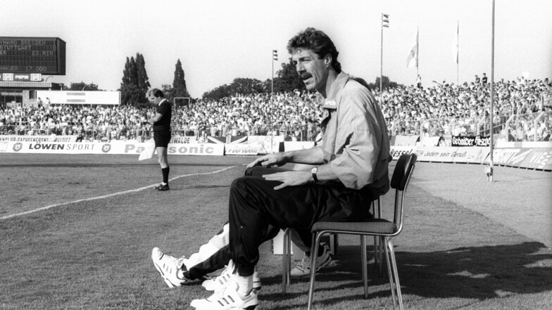 Helmut Schulte saß in Dynamos erster Bundesliga-Saison 1991/92 auf dem Trainerstuhl. Nach einem Jahr hatte er genug erlebt – und trat zurück.