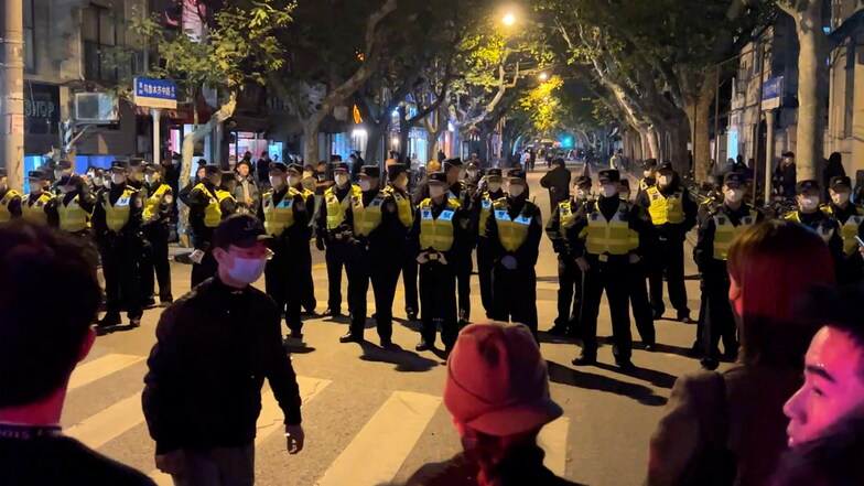 Shanghai: Chinesische Polizisten versperren den Zugang zu einem Platz, an dem sich Demonstranten versammeln wollten.