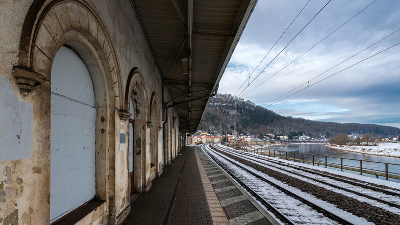 Bröckelputz und verbretterte Fenster: Das marode Empfangsgebäude des Königsteiner Bahnhofs soll wieder zum Aushängeschild werden.