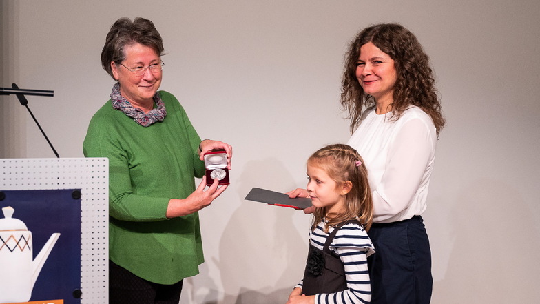 Als Agnieszka Gasior den Preis von Dr. Ewa Tomicka-Krumrey, Geschäftsführerin der Societas Jablonoviana, wollte auch die Tochter der Preisträgerin ganz nah dabei sein.