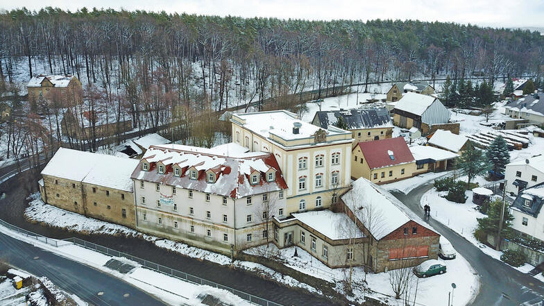 Am Knick der Pulsnitz im Haselbachtaler Ortsteil Reichenau liegt das große Areal der ehemaligen Mühle mit mehreren Gebäuden.