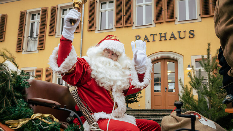 Standesgemäß mit geschmückter Kutsche fuhr der Weihnachtsmann am Bernsdorfer Rathaus vor. Ehe er sich unters Volk mischte, unterstützte er Bürgermeister Harry Habel beim Stollenanschnitt. Der Weihnachtsmarkt fand erstmals am Rathaus statt.
