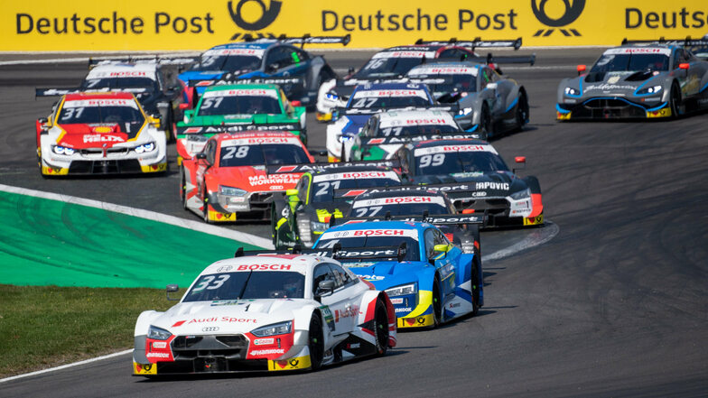 Audi dominiert auch die Rennen am Lausitzring. Am Samstag gewinnt Nico Müller, am Sonntag Titelverteidiger René Rast, der das Feld in dieser Szene anführt.
