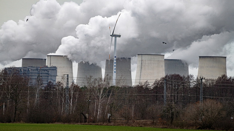Die Kühltürme von Kohlekraftwerken wie dem in Jänschwalde könnten zur Speicherung von Kohlendioxid genutzt werden.
