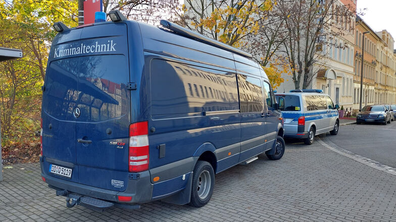 Nach dem Fund einer Leiche in einem Leipziger Hotel geht die Polizei von einem Verbrechen aus.