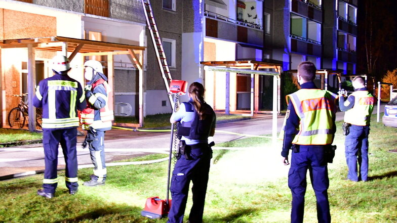 Die herbeigerufenen Feuerwehren konnten den Brand im Uhsmannsdorfer Wohnblock im Oktober 2020 schnell löschen.