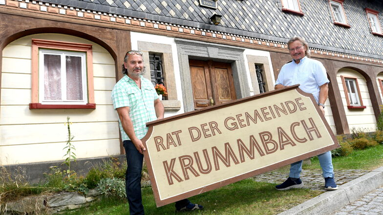 Ab und zu holen Peter Kunze und sein Schwager Hagen Hohlfeld
das Schild "Rat der Gemeinde Krummbach" heraus. Es ist von den Dreharbeiten zum DEFA-Kultfilm "Schwester Agnes" übrig geblieben.