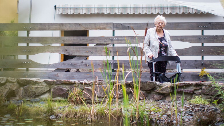 Ein Spaziergang im Park hinter dem Seniorenheim ist für Rosemarie John eine willkommene Abwechslung.