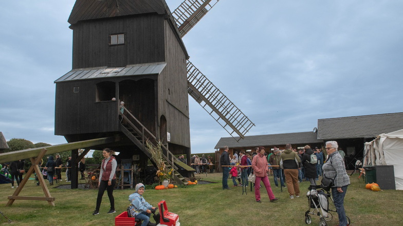 Viele Besucher hatten sich am Sonnabend an der Ebersbacher Bockwindmühle eingefunden.