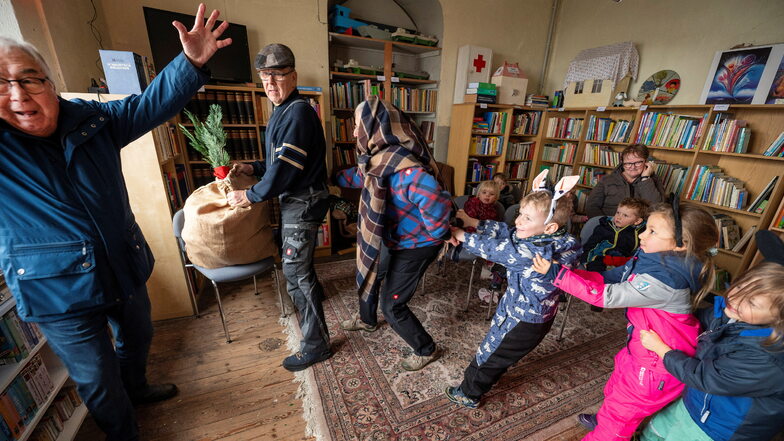 "Das Rübchen" wird in der Lauterbacher Bücherstube von Mitgliedern des Fördervereins mit Kita-Kindern gespielt - ein toller Spaß zum Nikolaustag.