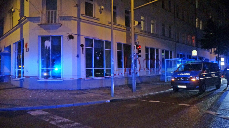 In Leipzig hat eine größere Gruppe Unbekannter ein geplantes Polizeirevier beschädigt.