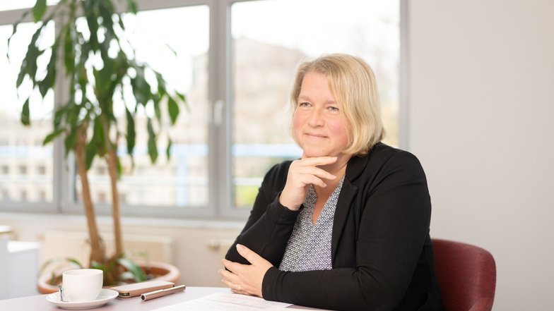 Die 46-jährige Juristin Juliane Hundert ist seit Anfang 2022 Sachsens neue Datenschutz- und Transparenzbeauftragte. Die aus Erlabrunn (Erzgebirge) stammende Expertin war zuvor viele Jahre parlamentarische Beraterin der Fraktion Bündnis 90/Die Grünen.