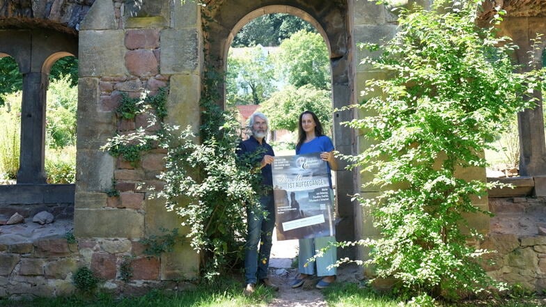 Gemeinsam mit Kulturreferentin Sara Engelmann hat Helge Landmann in die Klosterruine Heilig Kreuz geladen, um über die anstehende Würdigung für Caspar David Friedrich in Meißen zu informieren.