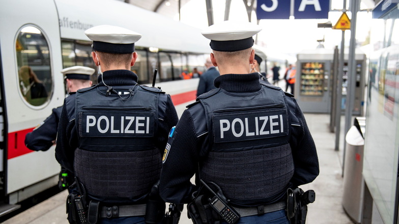 Die Bundespolizei in Leipzig stellte einen 48-jährigen Tschechen, der am Donnerstag ohne Führerschein, aber mit einer Waffe und Drogen unterwegs war.
