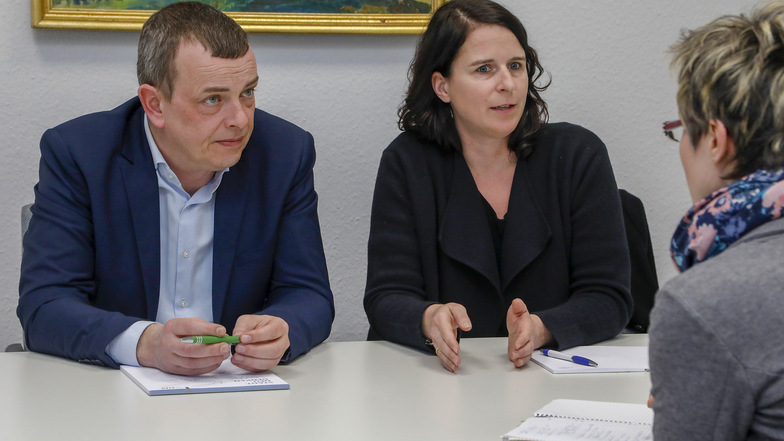 Herrnhuts Bürgermeister Willem Riecke (links) und die Sächsische Welterbe-Koordinatorin Friederike Hansell (Mitte) im Gespräch mit SZ-Redakteurin Anja Beutler.