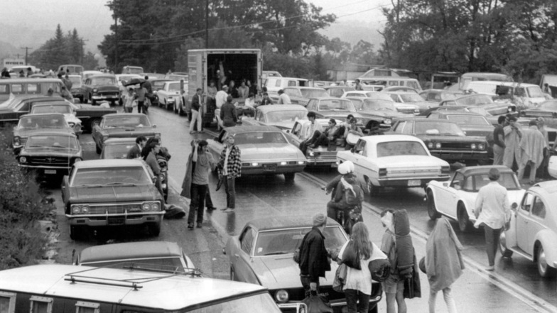 Es war ein heilloses Chaos: verstopfte Anfahrtswege, matschige Wiesen, kaum Toiletten. Und doch wurde Woodstock 1969 zum wichtigsten Festival der Musikgeschichte. 