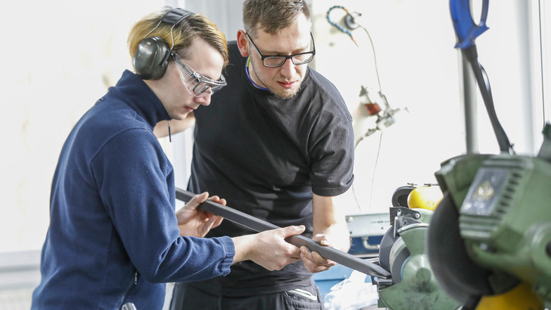 Jan Schanz (links) und Leiter Ronny Janetz bei der Arbeit in der
Werkstatt für behinderte Menschen in Großhennersdorf. Hier können Mitarbeiter erstmals eine Art Abschluss erhalten.