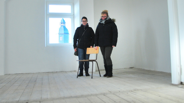 Für die zukünftigen Bewohner wird es ein Abstellraum, aber für Julia Klimt (re.) und Lisa Kinder (li.) ist es ein Raum voller Erinnerungen. Foto: Anne Hübschmann