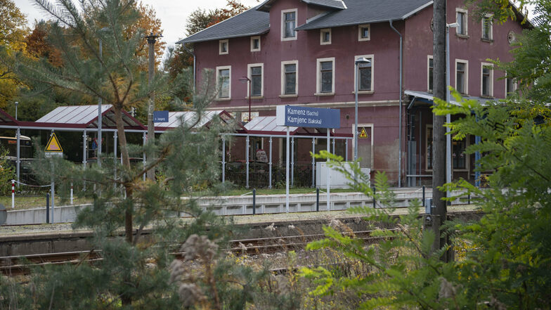 Die Bahn wird in den kommenden Wochen auf ihrem Gelände im Bereich der Güterbahnhofstraße in Kamenz Bäume stutzen, die zur Gefahr werden könnten.