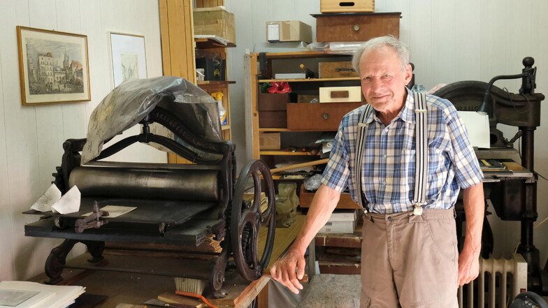 Stolz zeigt Ulrich Jungermann eine Presse aus der einstigen Meißner Druckerei. Er nutzt sie für Kunstdrucke.