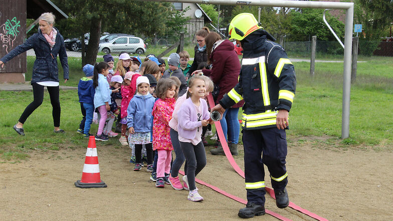 Spiel, Spaß, Spannung und Teamarbeit erlebten die Mädchen und Jungen der Kita jetzt mit der Freiwilligen Feuerwehr Leippe-Torno.
