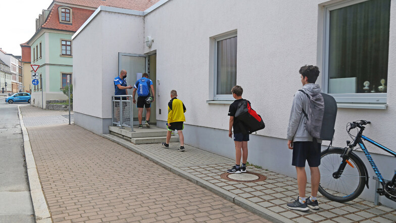 Abstand halten: Nur acht Sportler dürfen beim Training in der Sporthalle der 1. Grundschule Riesa teilnehmen - und schon beim Warten auf die neuen Regeln achten.